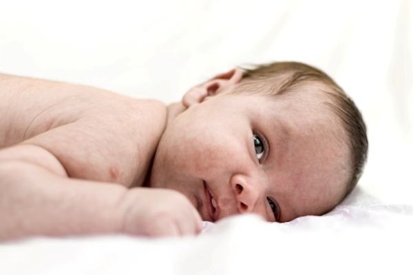 Bebé niño tumbado y tranquilo