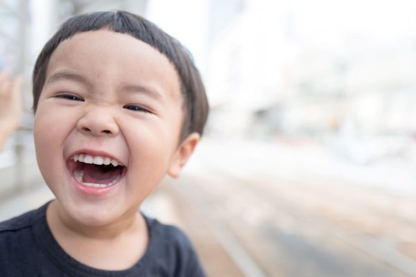 Niño asiático mostrando una gran sonrisa en primer plano