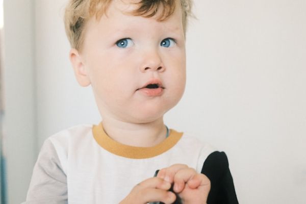 Primer plano de un niño de ojos azules Niño rubio de ojos azules en un primer plano