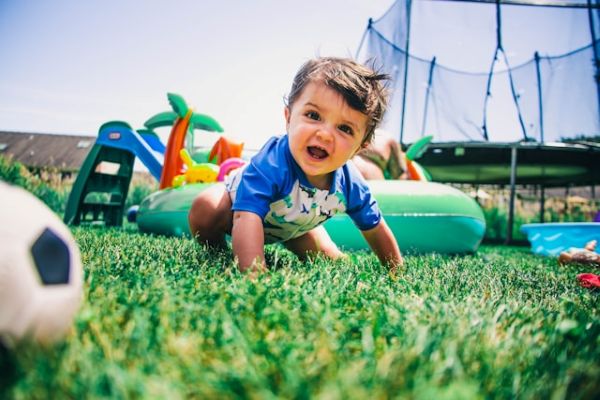 Niño feliz jugando al aire libre en verano