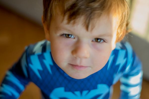 Niño en primer plano mirando a cámara